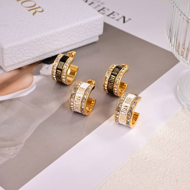 耳环 迪奥 新款一线大牌都爱的Dior 迪奥 新品套装 金属质感逆袭版字母潮范儿抢风头 完全胜任现代年轻人街拍、度假时尚搭成为夏日最炙手的时髦单品...