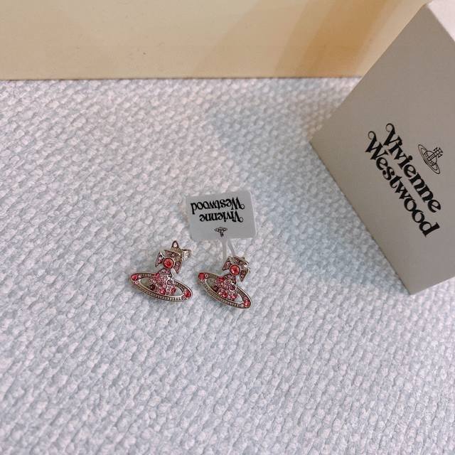 西太后耳环Vivienne Westwood 在国内粉丝称为 西太后 在时装界享有“朋克之母”的称号，Vivienne Westwood曾是朋克运动的显赫人物，
