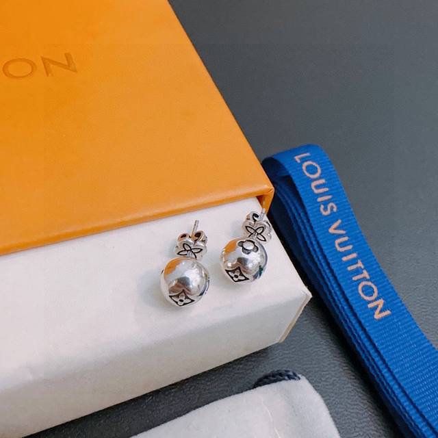 高品质路易威登Lv耳钉 实拍 原单货专柜新款开模复古潮流时尚必备 男女均可佩戴 情侣款同款 摇滚朋克泰银风格 复古元素 潮流百搭 官网同款项链最新款档次更高明星