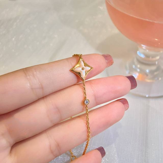 新款菱形老花粉贝手链，搭配玫瑰金链条，流光溢彩 注意石头的形状，凹凸有致玲珑饱满，佩戴起来，气质超级棒，春夏搭配超级赞