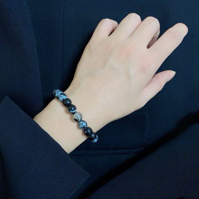 香奈儿Chanel字母双C高级天然雪花纹玛瑙珠子手链！显白厚实感十足！千年琥珀、万年蜜蜡经典火热爆款来袭大牌香奶奶这个品牌在时尚女性当中绝对无所不知都知道它的经