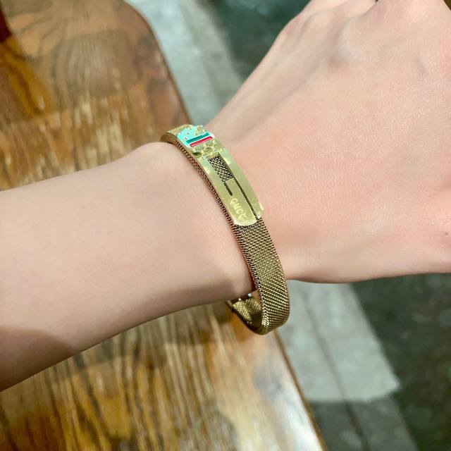 新款古驰Gucci双G手镯超重工Bling Bling，颜色搭配得非常好高级感 女神气质高端 精钢材质不过敏不褪色。一比一精美工艺，经典至极的魅物，性价比高 必