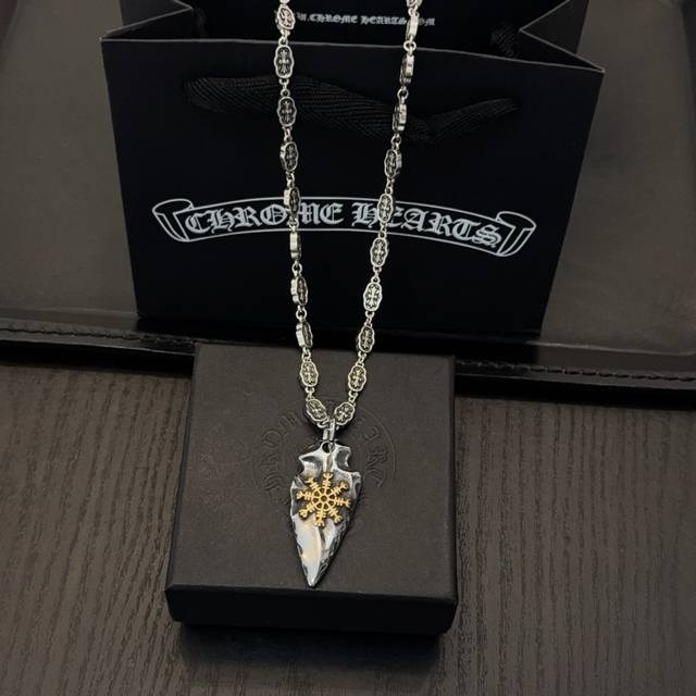 新款 专柜品质 Chrome Hearts克罗心经典复古十字架项链 矛箭吊坠 凹凸造型不同的花纹设计风格 呈现出与众不同 十字架 童军花是克罗心的志 所以更经久