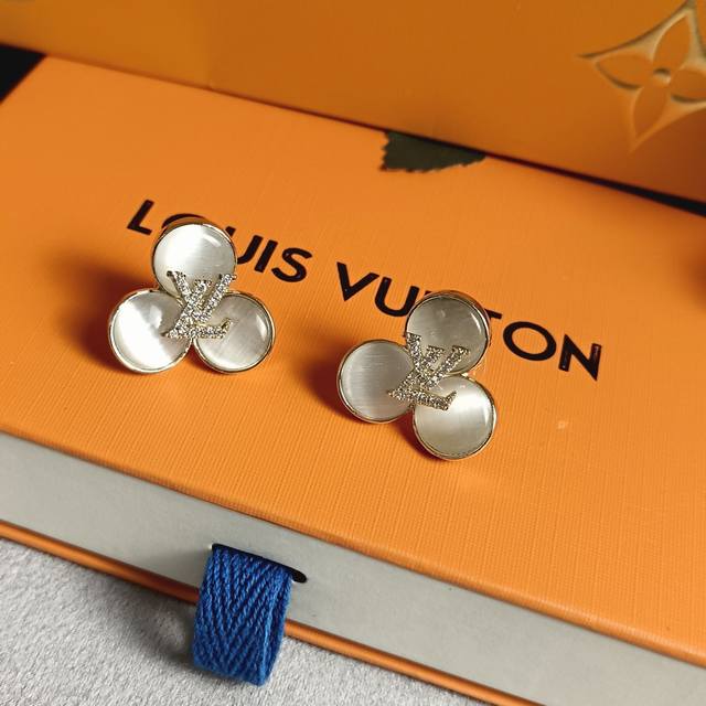 抢购爆款奢华Lv月光猫眼石字母耳钉耳环 热销款 Lv 字母爱心奢华耳吊 女神必备 超级显脸瘦 酷爆啦 美美哒 气质简约潮耳环重磅推荐精美火爆卖疯！好美好美的 绝