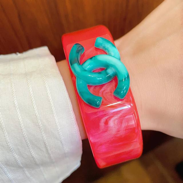 Chanel 香奈儿好品质亚克力宽版手镯Bracelet Jewelry 新款厚实手镯 高级定制精致小物件必备 一年四季都可配戴细节中提升衣品 提升质感 优雅气