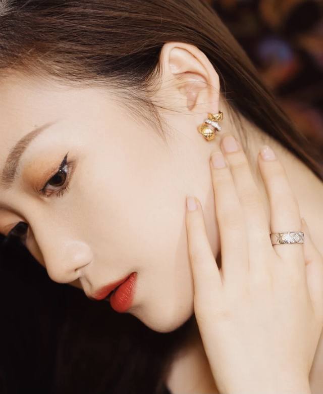 V金材质 正品开版 Cnc精雕菱格分色耳环，火香奈儿经典菱格，热销款 闪亮亮的进口锆石折射出耀眼的火彩 市面最高版本 必备 超级显脸瘦