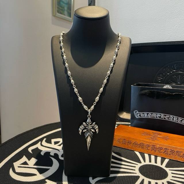 新款 专柜品质 Chrome Hearts克罗心 经典复古多元素项链 铁甲吊坠 凹凸造型不同的花纹设计风格 呈现出与众不同 十字架 童军花是克罗心的志 所以更经