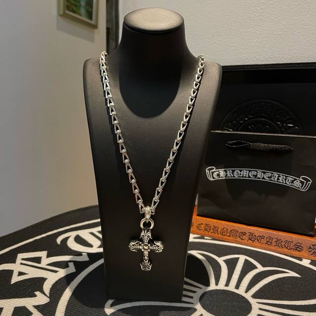 抖音 快手 Ins 小红书 直播热门 ，新款 专柜品质 Chrome Hearts克罗心经典十字花项链 ，火焰十字架吊坠，凹凸造型不同的花纹设计风格 呈现出与众