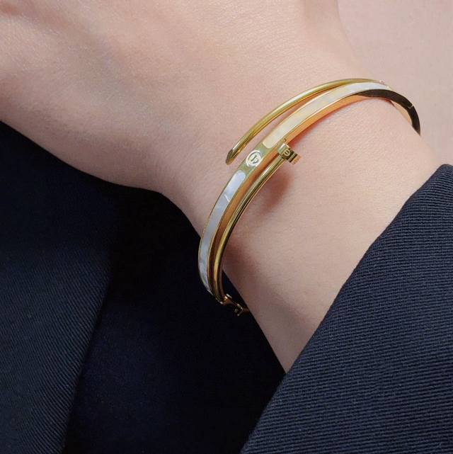 Cartier 卡地亚官网最新发布 火爆钉子白贝母手镯进口精工保色18K高端定制顶级工艺 专柜Logo刻字清晰 360度无死角！全新的窄版设计 更显精致～如此美