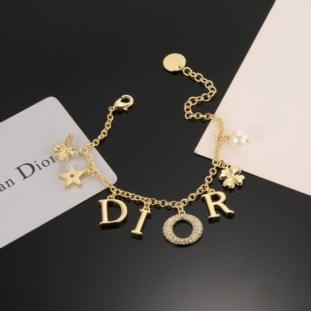迪奥字母手链一线大牌都爱的Jadior 迪奥 新品硬朗的金属线条满是中性调调街头朋克味道、复古金属质感逆袭版Dior字母潮范儿抢风头 完全胜任现代年轻人街拍、度