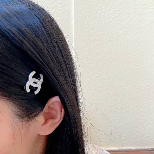 Chanel香奈儿 小香经典发夹热销款火爆上新同步专柜正品开模款式简单大方小巧别致超级适合夏天佩戴超级百搭显脸瘦速速入手让自己走在时尚潮流之路