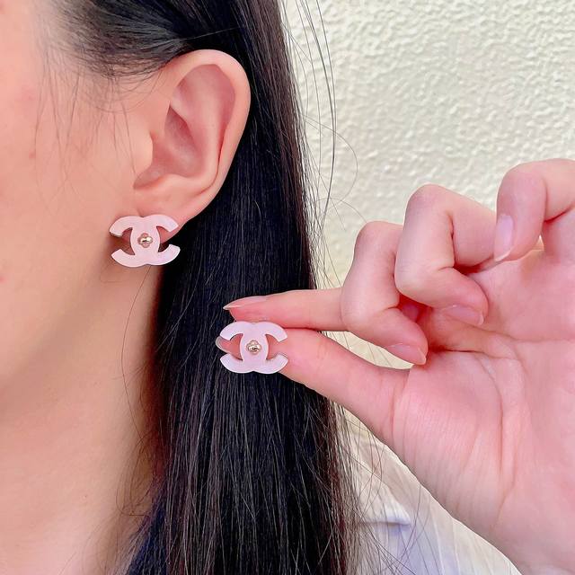 小香三件套 Chanel香奈儿 中古 双C耳钉原版复刻Logo 小香家的款式真心无需多介绍每一款都超好看，精致大方，非常显气质.