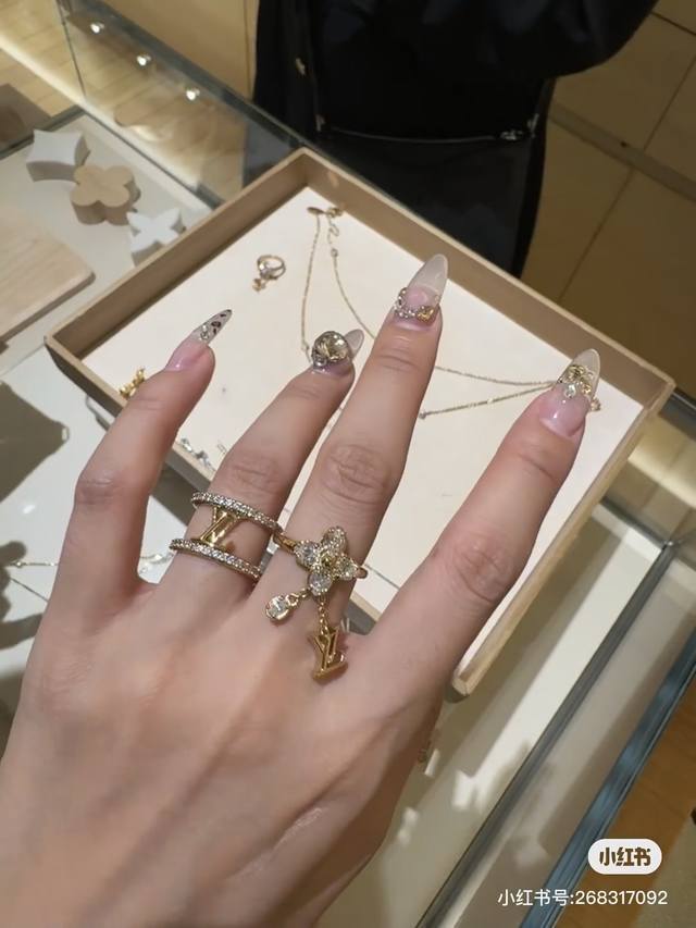 新款原单货Lv 新款 戒指Louis Vuitton 路易威登 戒指专柜一致材质 火爆款出货 设计独特 复古前卫 男神、美女必备。 码数6 7 8 码