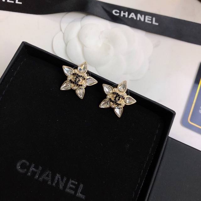 Chanel 小香 火爆最新 春夏星星 系列 马眼 星星耳钉 这一季太可恨了 集美们一定要入手 超级闪强烈推荐！高级定制 必收的一款 满满 提高层次质感！小轻奢