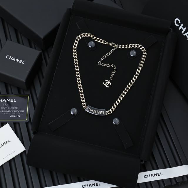 Chanel 亚克力字母牌项链 黑色的圆弧亚克力树脂， 经典水钻字母设计， 配上金属链条，特别酷，超级帅气