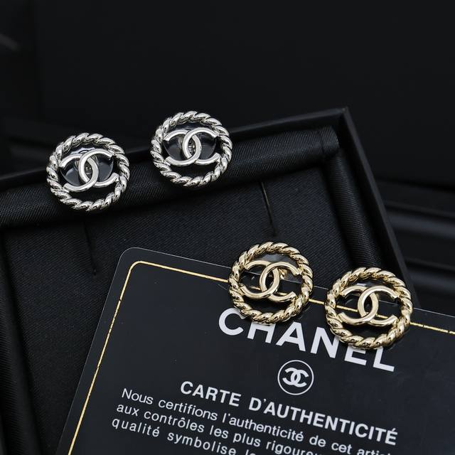 Chanel 麻花纹理镂空圆形耳钉 小小一对，太惊喜啦 超有质感 时髦精必备单品 百搭单品
