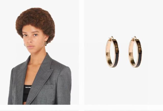 Miumiu 珐琅字母耳圈 Miumiu的Logo设计元素，极简主义， 不只是简单，每个细节都透露出气质美感 是夏季不可缺少的小精致 一眼就被这款吸引了，非常漂