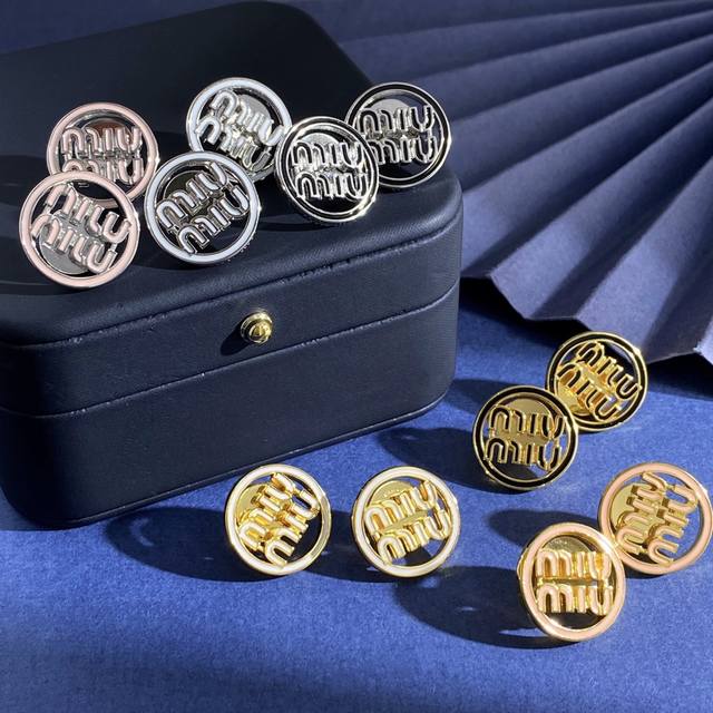 mu92 Miumiu缪家高级感时尚气质珐琅滴油圆形镂空Miumiu字母几何耳钉 黄铜材料 6个色 重约11.7G 尺寸约1.9Cm*1.9Cm0.25Cm