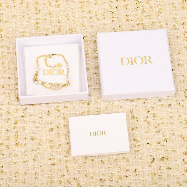 我们出品 Z批 7930！量大咨询客Fu D3Cd多白珠流苏手链 爆款来袭现Huo老规矩先到先得！经典简约清新款，多层链条流苏非常有层次感，非常适合现在的季节，