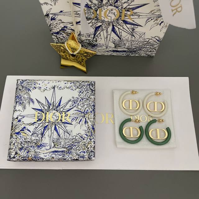 我们出品 D绿 白圆环Cd耳钉 Z 4900， 春夏系列，最新款首家现货闭眼冲，一致Z批黄铜材质，特别定制的抹茶绿珐琅跟奶油白珐琅，非常的春夏Feel！搭配小复