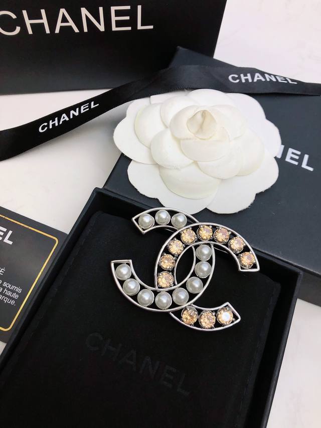 Chanel小香 专柜最新款同步上新胸针，是最懂女人的饰物。那些倾注了全部心血去做自己的女人，往往更珍惜胸针的意义。香奈儿女士把胸针别在帽子上，并告诉那些模仿她