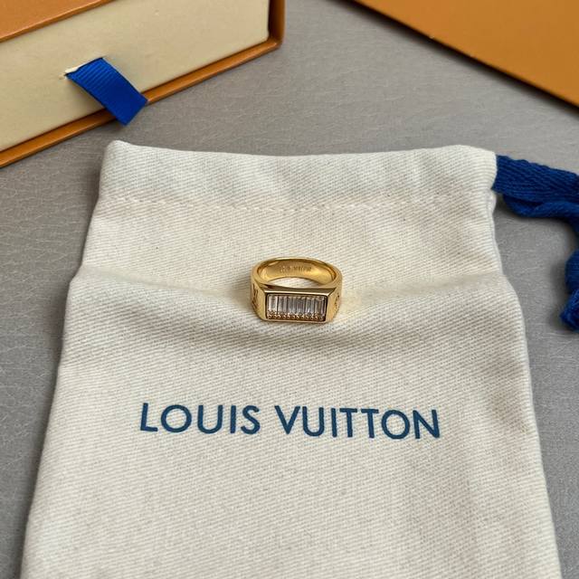 原单货Lv 戒指Louis Vuitton 路易威登 戒指专柜一致材质 火爆款出货 设计独特 复古前卫 男神、美女必备。。 码数6 7 8 9码
