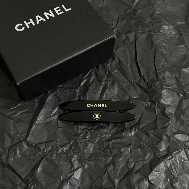 一对Chanel 小香中古发夹 超洋气的古铜色 配上经典双C家抓夹夹 简直颜值爆棚 太喜欢了 强推 很有份量的发夹 拿在手里沉甸甸的