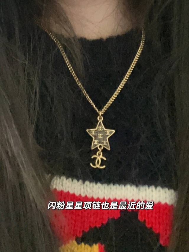 我们出品 Zp8450！量大咨询客Fu 香24C五角星最新款双C长项链 无法拒绝的魔力！经典百搭！每期必入！千万别看它简单，链条全部订制，拿到手会让你惊叹，设计