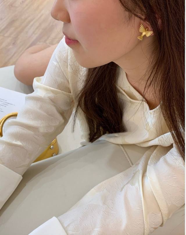 我们出品 量大咨询客Fu！ 小众漱金鸟耳钉 绝美设计的一款神仙耳钉一眼爱上！闭眼冲质感超赞食珍珠，吐金粒，是为大吉。然州幻明山，有飞鸟如雀大，羽明黄，声婉转，能