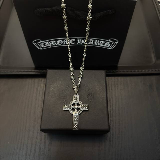 新款 专柜品质 Chrome Hearts克罗心经典复古六芒星项链 十字架吊坠 凹凸造型不同的花纹设计风格 呈现出与众不同 十字架 童军花是克罗心的志 所以更经