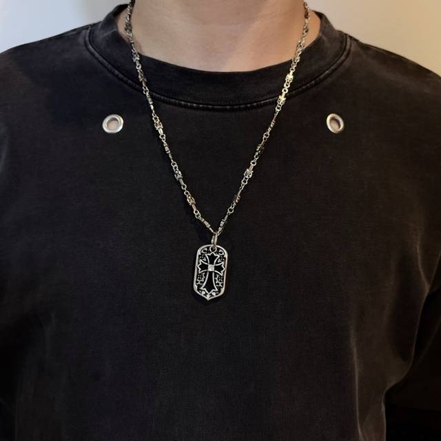 新款 专柜品质 Chrome Hearts克罗心经典复古宝剑项链，方牌十字架吊坠 凹凸造型不同的花纹设计风格 呈现出与众不同 十字架 童军花是克罗心的志 所以更