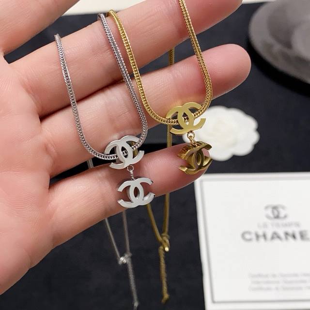小红书火爆新款高端香奈儿Chanel最新款双C双吊坠项链叠戴更加好看超个性，百搭款特别特别赞，整体细节非常令人惊喜，设计感十足，不仅带出个人自信及品味，款式典雅