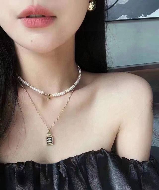 小红书火爆新款香奈儿Chanel最新款双C珍珠项链叠戴更加好看超个性，百搭款特别特别赞，整体细节非常令人惊喜，设计感十足，不仅带出个人自信及品味，款式典雅而时尚
