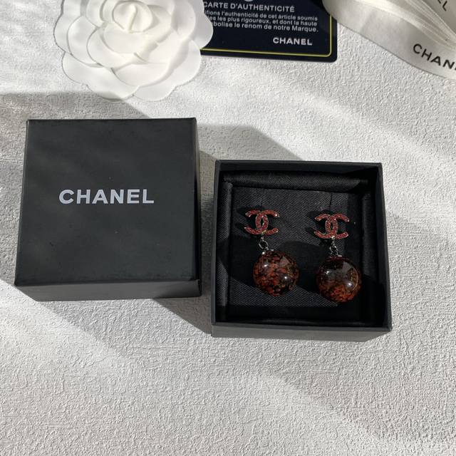 香奈儿Chanel 2025新款 耳环设计精美，以品牌经典元素如双C、菱格纹、缎带等为灵感。采用K金搭配钻石、珍珠等材质，工艺精湛，有多种款式，尽显优雅高贵，是