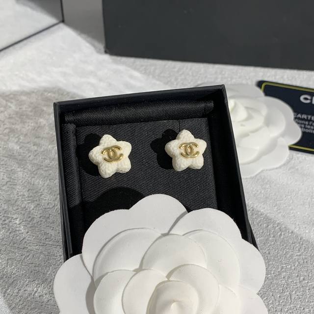 Chanel香奈儿星星设计耳环，以自然树叶为灵感，线条流畅，细节精致。或采用18K金材质，搭配钻石镶嵌，闪耀夺目；或运用独特工艺，呈现树叶的纹理与质感，简约而不