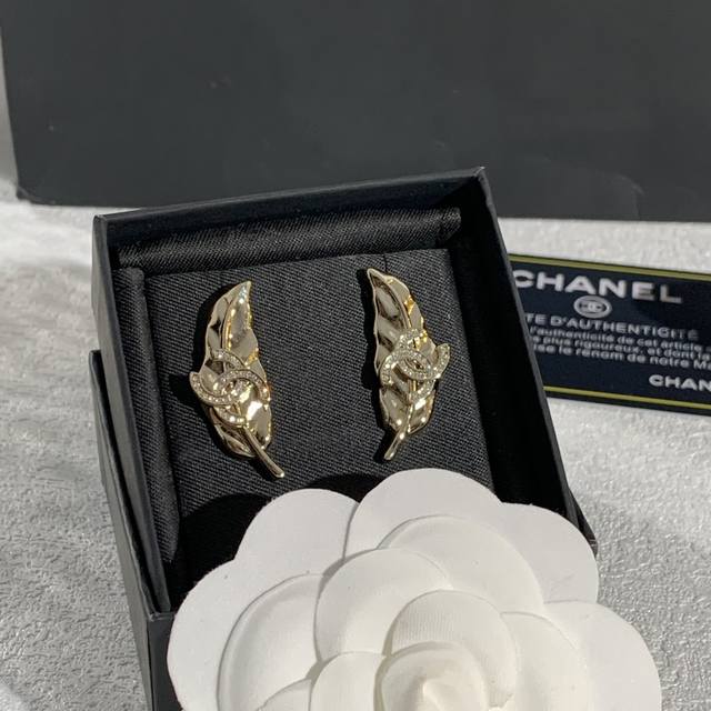 Chanel香奈儿树叶设计耳环，以自然树叶为灵感，线条流畅，细节精致。或采用18K金材质，搭配钻石镶嵌，闪耀夺目；或运用独特工艺，呈现树叶的纹理与质感，简约而不