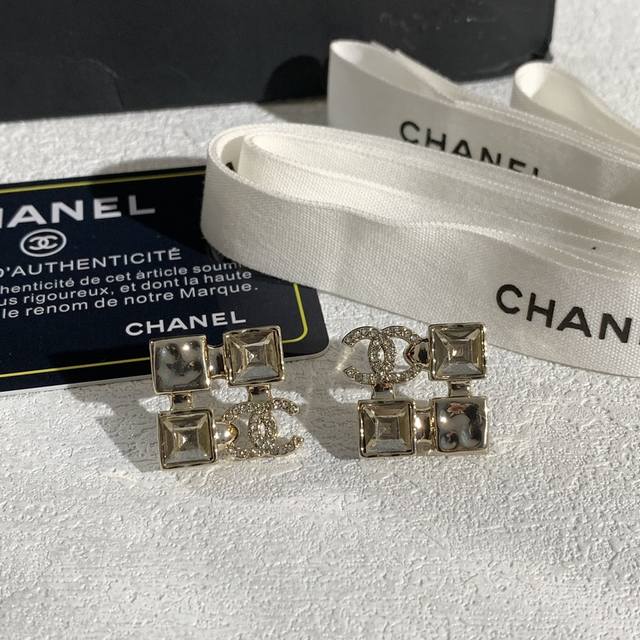 Chanel 香奈儿方型耳环设计精美，以品牌经典元素如双C、菱格纹、缎带等为灵感。采用K金搭配钻石、高档合金等材质，工艺精湛，有多种款式，尽显优雅高贵，是时尚与