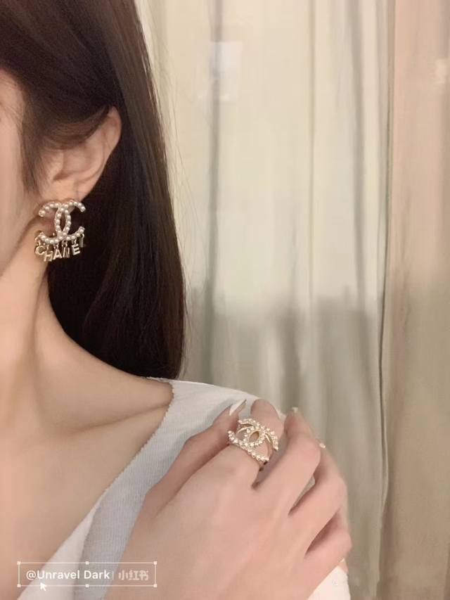 Chanel 香奈儿耳环设计精美，以品牌经典元素如双C、菱格纹、缎带等为灵感。采用K金搭配钻石、珍珠等材质，工艺精湛，有多种款式，尽显优雅高贵，是时尚与品质的象