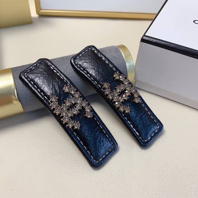 一对Chanel小香 Chanel发夹 牛皮满钻Logo压夹Bb夹边夹日常精致小单品 气质百搭小仙女必入单品 宝藏款 闭眼入推荐款