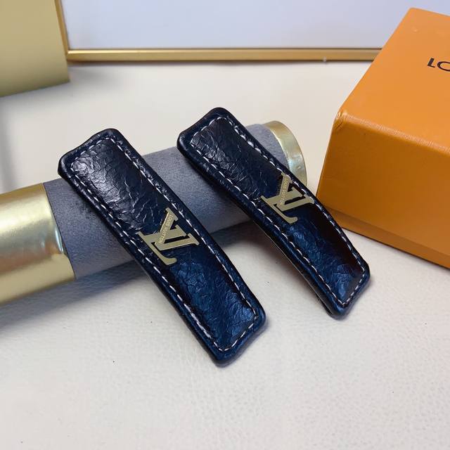 一对Lv路易威登 驴牌发夹 牛皮钛钢压夹Bb夹边夹日常精致小单品 气质百搭小仙女必入单品 宝藏款 闭眼入推荐款
