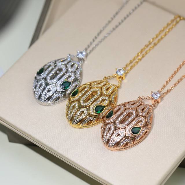 精工版本经典 火爆众明星同款 宝格丽蛇项链奢侈品蛇升级版Bvlgari 新款火爆上新进口亚金材质工艺满身高碳钻，内圈完美镂空、厚真金电镀、形态栩栩如生 娜扎 各