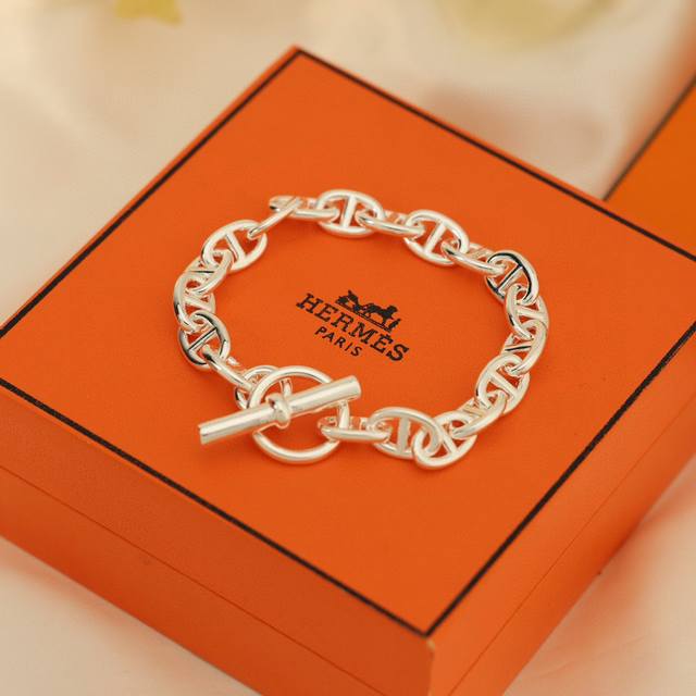 精工版本Hermes##爱马仕# Farandole光金猪鼻子手链 人生是一面镜子，你以什么样的心情面对，就会折射出什么样的世界。#爱马仕时尚配饰词典#，为每天