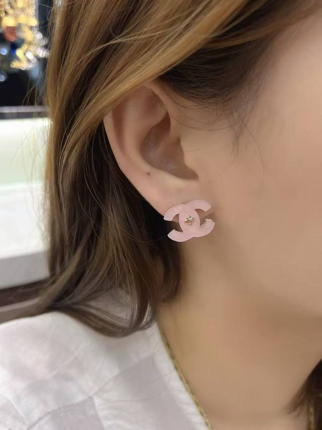 香奈儿 Chanel 耳环款式多样，2025春夏金属与水晶款，以银与水晶打造，造型独特。还有经典双C款，镶嵌菱形水晶或搭配珍珠，工艺精湛，尽显优雅奢华。