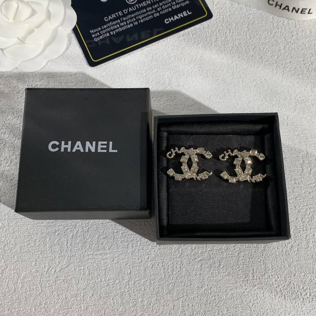 香奈儿 Chanel 水晶耳环款式多样，2025春夏金属与水晶款，以银与水晶打造，造型独特。还有经典双C款，镶嵌菱形水晶或搭配珍珠，工艺精湛，尽显优雅奢华。