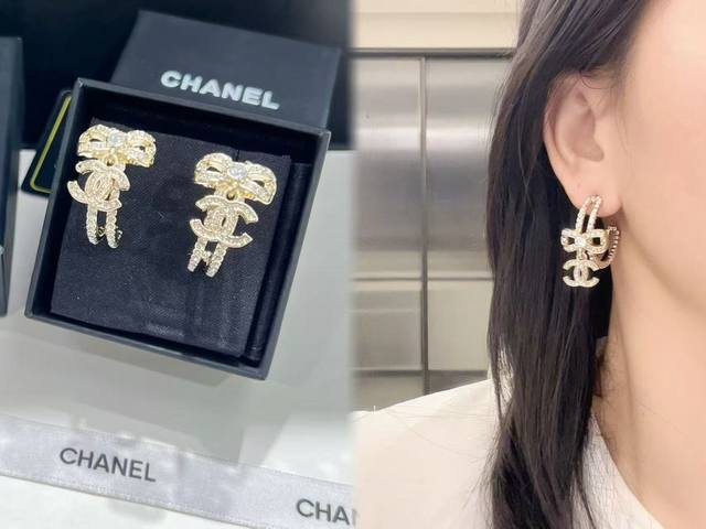 Chanel 香奈儿蝴蝶花耳环设计精巧，25A镂空爱心款，淡金色菱格边框搭配满钻双心，精致复古。还有金色熔岩爱心款，镶嵌双C标志，尽显优雅奢华，是时尚搭配的点睛