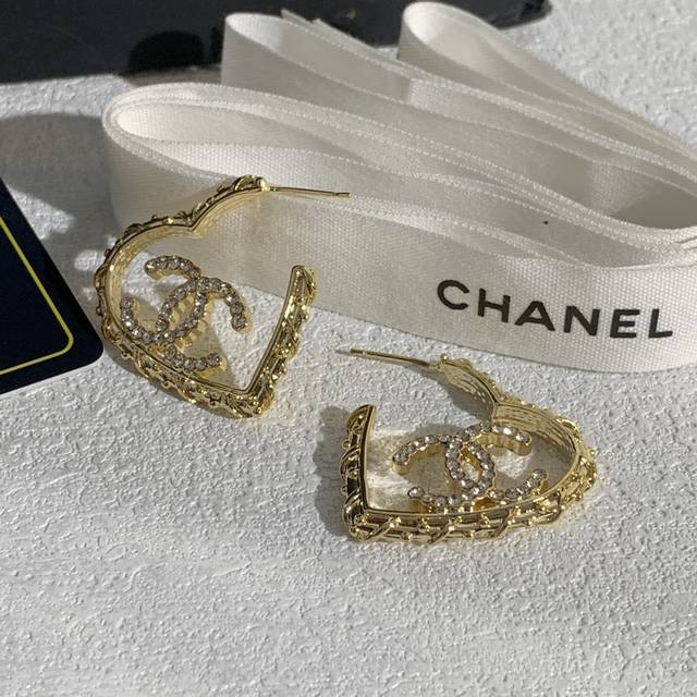 Chanel 香奈儿爱心耳环设计精巧，25A镂空爱心款，淡金色菱格边框搭配满钻双心，精致复古。还有金色熔岩爱心款，镶嵌双C标志，尽显优雅奢华，是时尚搭配的点睛之