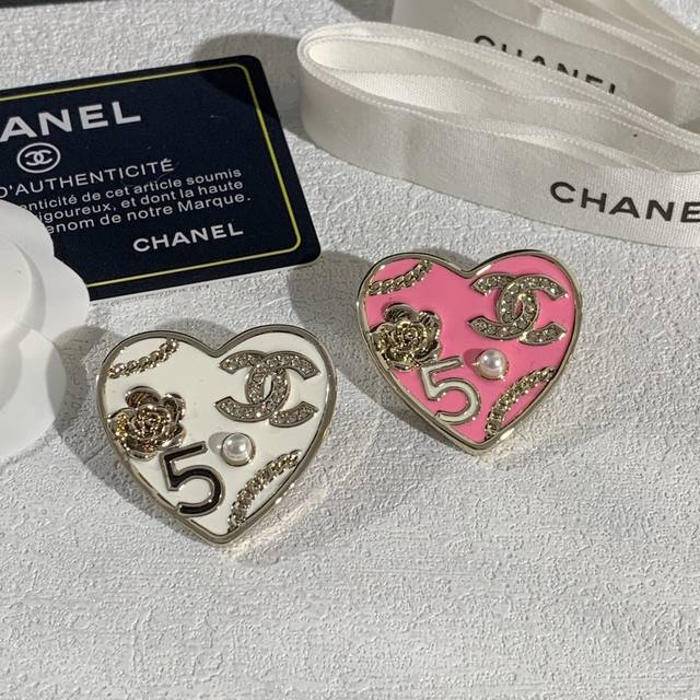 Chanel 2025新款香奈儿胸针，超百搭 经典与时尚的象征。珐琅工艺打造打造，水钻款式，设计源自山茶花、山茶花等品牌元素，工艺精湛，风格优雅百搭，为您的造型