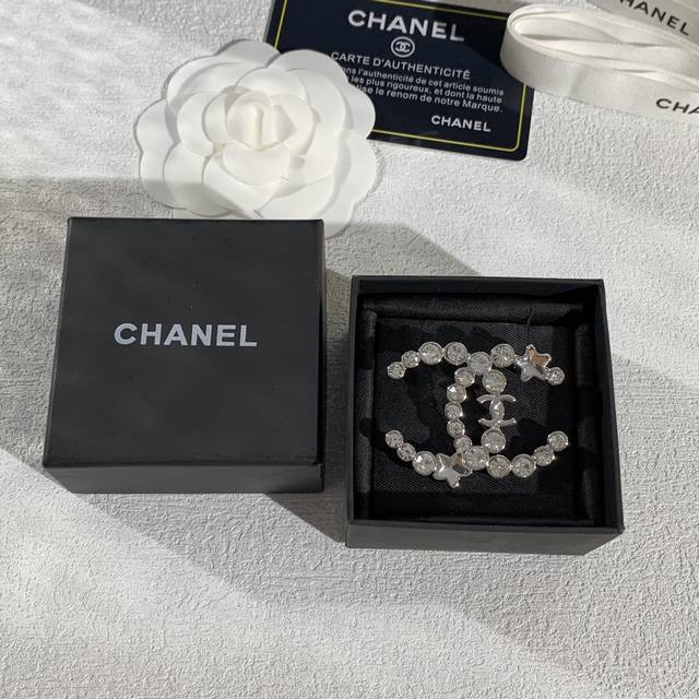 Chanel 2015新款香奈儿胸针，超百搭 经典与时尚的象征。以K金打造，水钻款式，设计源自狮子、山茶花等品牌元素，工艺精湛，风格优雅百搭，为您的造型增添奢华