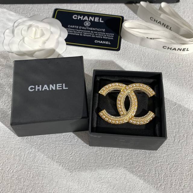 Chanel 香奈儿胸针，经典与时尚的象征。以K金打造，无钻珍珠款式，设计源自狮子、山茶花等品牌元素，工艺精湛，风格优雅百搭，为您的造型增添奢华魅力。
