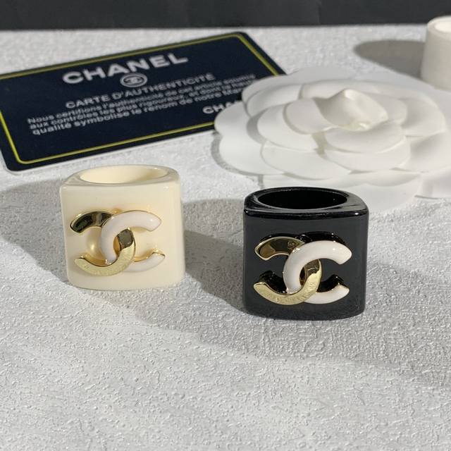 香奈儿Chanel树脂戒指，以品牌经典元素为灵感，透明或彩色树脂搭配金属细节，造型简约又吸睛，彰显法式浪漫与时尚态度 。